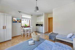 Kuchnia lub aneks kuchenny w obiekcie CYPRYS apartamenty dla rodzin z Dziećmi Władysławowo