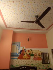 a ceiling with a ceiling fan in a bedroom at MH Guest House in Jodhpur