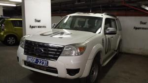 een witte pick-up truck geparkeerd in een garage bij Star Apartments - Petah Tiqwa in Petach Tikwa