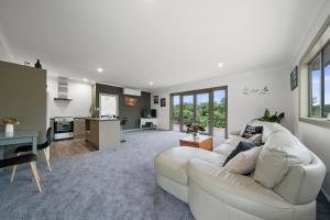 A seating area at Orange Blossom Cottage - Greytown Holiday Home