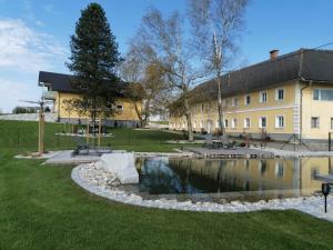 a building with a pond in front of a building at Grafhaidergut - Auszeit am Land in Wartberg an der Krems