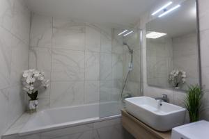 Kúpeľňa v ubytovaní Coral Luxury Apartment + 23 fotografií