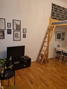 uma sala de estar com um beliche e uma mesa em Apartment Demel em Viena