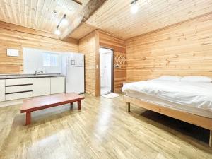 Log Park Dochidol Ranch的厨房或小厨房
