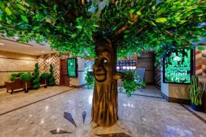 una cara tallada en un árbol en un vestíbulo en Hotel Lotus Morioka -Adult Only, en Shizukuishi