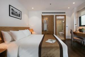 Postel nebo postele na pokoji v ubytování Hanoi Paon Hotel & Spa