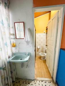 een badkamer met een wastafel en een toilet bij Casa Los Patios in Jericó