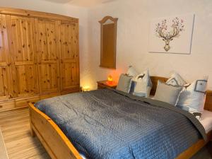 ein Schlafzimmer mit einem Bett mit blauen Decken und Kissen in der Unterkunft Large detached holiday home in Muhr in Muhr