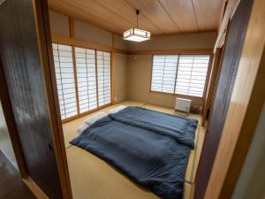 A bed or beds in a room at Five Peaks Jigokudani