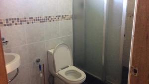 Ванная комната в RedDoorz Hostel @ Madrias Pension House Isabela