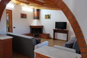 - un salon avec un canapé et une cheminée dans l'établissement Attico La Terrazza, à Viagrande
