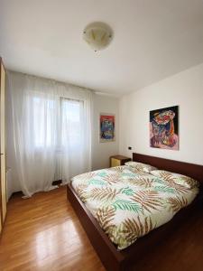 1 dormitorio con cama y ventana en La casa del principe, en Grisignano di Zocco