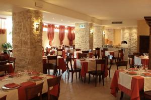 Reštaurácia alebo iné gastronomické zariadenie v ubytovaní Hotel Il Duca Del Sannio