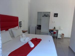 1 dormitorio con cama blanca y cabecero rojo en Shalakwe Hills-Inn B&B Kasane, en Kasane