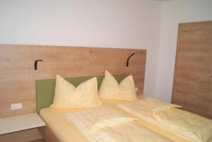 Łóżko lub łóżka w pokoju w obiekcie Rollstuhlfreundliche Ferienwohnung in ruhiger Lage- Panorama Terrasse, 2 SZ