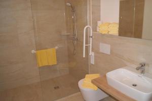 Łazienka w obiekcie Rollstuhlfreundliche Ferienwohnung in ruhiger Lage- Panorama Terrasse, 2 SZ
