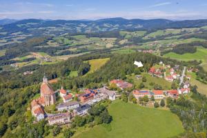 z góry widok na duży budynek na wzgórzu w obiekcie Rollstuhlfreundliche Ferienwohnung in ruhiger Lage- Panorama Terrasse, 2 SZ w mieście Pöllauberg +27 zdjęć