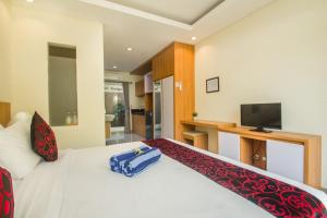 A bed or beds in a room at Anindya Homestay