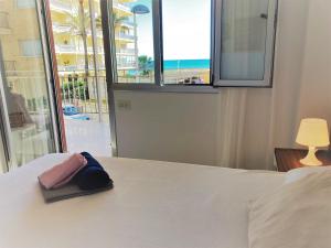 1 dormitorio con 1 cama y vistas a la playa en Large Apartment with Sea Views, en Sueca