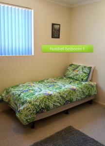 Una cama o camas en una habitación de Inna Nutshell