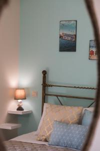 a bedroom with a bed and a lamp at Casa De Blue in Kariá