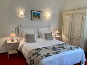 Postel nebo postele na pokoji v ubytování Hôtel Porte de Camargue - Les Quais d'Arles