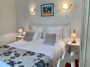 Postel nebo postele na pokoji v ubytování Hôtel Porte de Camargue - Les Quais d'Arles