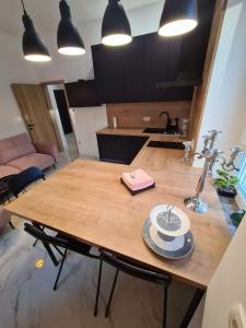 uma cozinha com uma mesa de madeira com um prato em Premium class Apartmant em Zadar