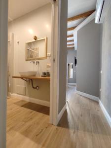 bagno con lavandino e specchio a parete di Manno Rooms Affittacamere a Cagliari