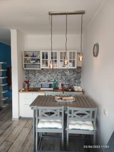 een keuken met een tafel met een pizza erop bij Casa Marina - Monolocale vista mare in Follonica
