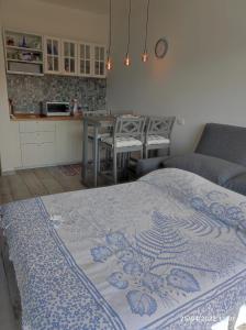 Habitación con 1 cama con mesa y cocina en Casa Marina - Monolocale vista mare, en Follonica
