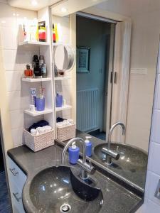 a bathroom counter with a sink and a mirror at Wunderschönes Ferienhaus in Strandnähe in Retranchement