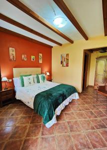 ein Schlafzimmer mit einem großen Bett in einem Zimmer in der Unterkunft Hotel Doñana Blues in Matalascañas