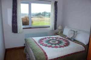 Postel nebo postele na pokoji v ubytování Waterside Cottage, Cashel