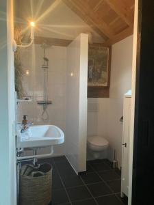 Ένα μπάνιο στο 'T Zand Bed & Breakfast