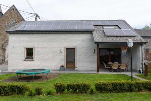 una casa con paneles solares en el techo en Le Logis des Haan en Bastogne
