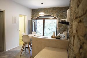 una cucina con bancone e una finestra in una stanza di Casa Borealis a Naxos Chora Altre 37 foto