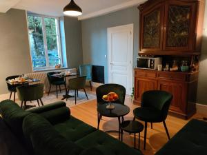 sala de estar con sofá, sillas y mesa en Clos Terre-lune, en Nuits-Saint-Georges