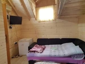 Ένα ή περισσότερα κρεβάτια σε δωμάτιο στο kamp Bungalovi sase apartman