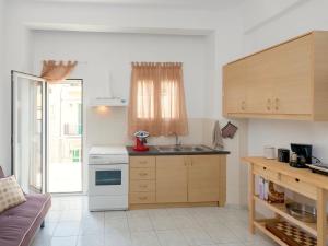 une cuisine avec un évier et une cuisinière four supérieur dans l'établissement fam central apt, à Héraklion 12 autres photos