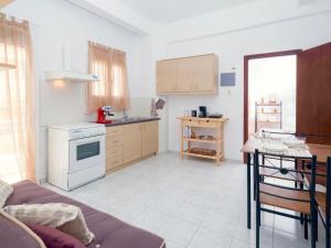 - une cuisine avec un canapé et une table dans une chambre dans l'établissement fam central apt, à Héraklion