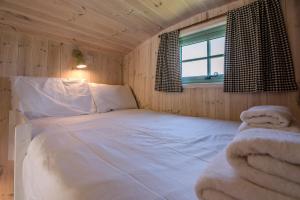 En eller flere senge i et værelse på Honeysuckle Farm Holidays by Stay In Suffolk