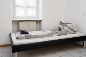 una cama sentada en una habitación junto a una ventana en 3 Zimmer Wohnung in Bechtolsheim max. 5 Personen en Bechtolsheim