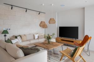 Televízia a/alebo spoločenská miestnosť v ubytovaní Luxury Villa Salvina