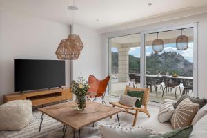 Televízia a/alebo spoločenská miestnosť v ubytovaní Luxury Villa Salvina