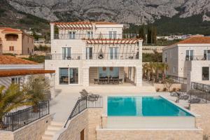 Výhled na bazén z ubytování Luxury Villa Salvina nebo okolí