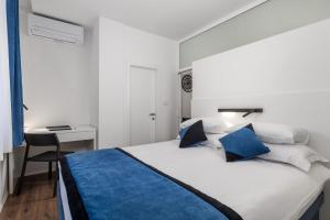 Säng eller sängar i ett rum på Apartmani Artqart Rijeka