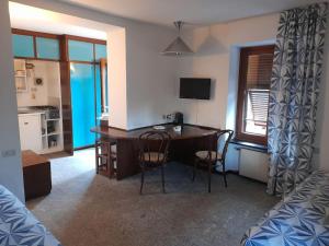 Pokój z biurkiem i krzesłami w sypialni w obiekcie MONOLOCALE, tranquillità e panorama esclusivo w mieście Zoagli