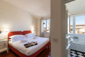 een slaapkamer met een bed met een dienblad met eten erop bij Damasco penthouse with terrace near the Duomo in Florence