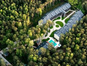 an overhead view of a house with a pool and trees at Apartament 15 z ogródkiem - Pogorzelica in Pogorzelica